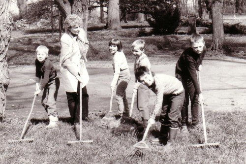 Die Kinder bei der Gartenarbeit in der früheren DDR