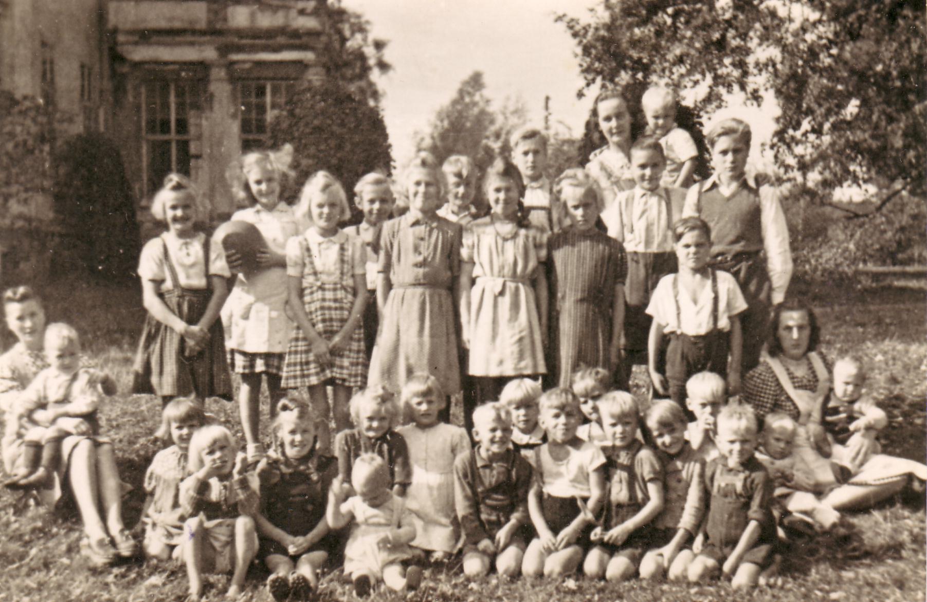 Kinderheim mit den Erzieherinnen und Kindern in der DDR (ca.1995)